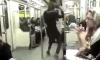 Ιράν: Γυναίκα χορεύει ξέφρενα στο Μετρό χωρίς… μαντίλα (βίντεο)