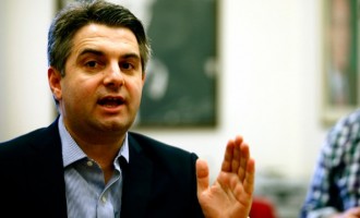 Αποχωρεί από την κούρσα της ηγεσίας της Κεντροαριστεράς ο Κωνσταντινόπουλος