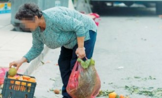 Πολίτες ζητιανεύουν για λίγα χαλασμένα λαχανικά