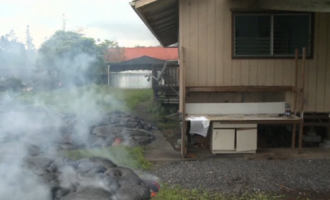 Καρέ καρέ η στιγμή που η λάβα καταπίνει σπίτι στη Χαβάη (βίντεο)