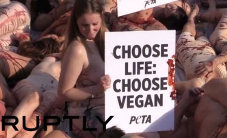 Γυμνή διαμαρτυρία υπέρ της χορτοφαγίας (βίντεο)