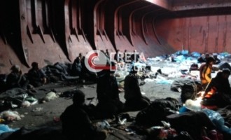 Πρόσφυγες του “Baris” αρνούνται να κατέβουν στην Κρήτη