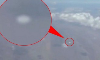Επιβάτης κατέγραψε ιπτάμενο δίσκο να πετά κάτω από το αεροπλάνο (βίντεο)