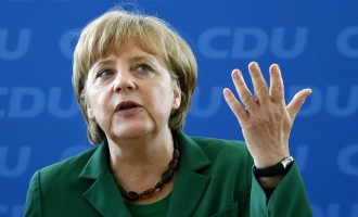 Η Μέρκελ καλεί τους Γερμανούς να γυρίσουν την πλάτη στον ρατσισμό