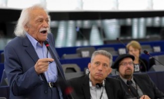 Γλέζος στην Ευρωβουλή: “Ο Γιούνκερ επιχειρεί να βιάσει τον ελληνικό λαό”