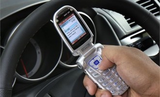 Η χρήση κινητού αιτία για το ένα στα τέσσερα τροχαία ατυχήματα