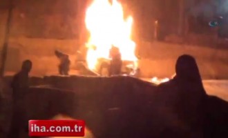 Οδομαχίες – Κούρδοι καίνε αστυνομικό όχημα στην Τουρκία (βίντεο)