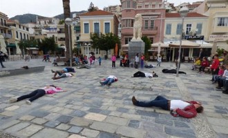“Βουβή” διαμαρτυρία: Παριστάνουν τους “νεκρούς” στην πλατεία