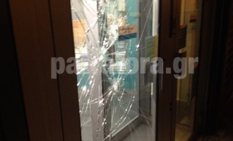 Επίθεση αντιεξουσιαστών με μολότοφ σε τράπεζα στην Πάτρα