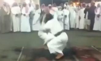 Σαουδάραβες χορεύουν με καρυοφύλλια κι αυτά βαράνε στο ψαχνό! (βίντεο)