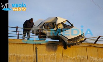 Νεαρή οδηγός “κρεμάστηκε” πάνω σε γέφυρα (βίντεο – σοκ)