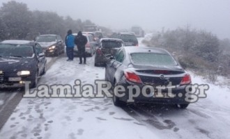 Εγκλωβίστηκαν οδηγοί από το χιόνι στη Φθιώτιδα (φωτογραφίες)