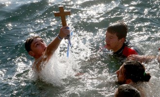 13χονος ανέσυρε τον Τίμιο Σταυρό στα παγωμένα νερά της Θεσσαλονίκης
