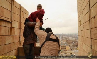 Το Ισλαμικό Κράτος πέταξε ομοφυλόφιλους από ταράτσα (σκληρές φωτογραφίες)