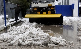 Παραμένουν τα προβλήματα κυκλοφορίας από τη χιονόπτωση στην Αττική
