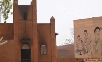 Μουσουλμάνοι καίνε εκκλησίες στον Νίγηρα ουρλιάζοντας “Αλλάχ Ακμπάρ”