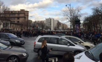Πλήθος Γάλλων μαζεύεται έξω από το εβραϊκό παντοπωλείο στο Παρίσι