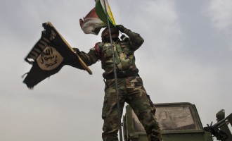 Σημαίες του Κουρδιστάν υψώθηκαν στην κατεχόμενη από το Ισλαμικό Κράτος Μοσούλη