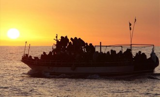 Η ιταλική ακτοφυλακή ανέλαβε τον έλεγχο του ακυβέρνητου πλοίου με τους 450 μετανάστες