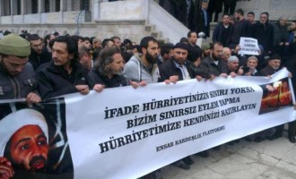 Στην Τουρκία διαδηλώνουν υπέρ των τζιχαντιστών δολοφόνων της Charlie Hebdo