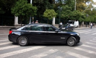 Το κράτος βγάζει στο σφυρί τη θωρακισμένη BMW του Βενιζέλου