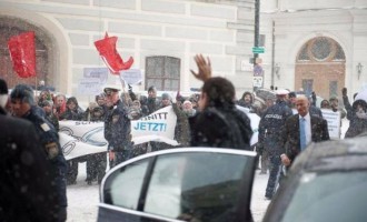 Διαδήλωσαν στη Βιέννη μέσα στο χιόνι υπέρ της Ελλάδας (φωτογραφίες)