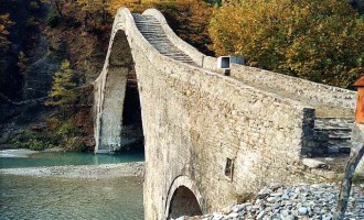 Σπίρτζης: Το γεφύρι της Πλάκας μπορεί να αποκατασταθεί