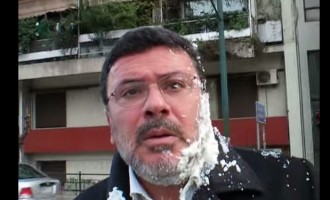 Ο δημοσιογράφος Χρήστος Ράπτης δέχθηκε επίθεση με γιαούρτι (βίντεο)