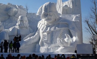 Εντυπωσιακό γλυπτό από χιόνι ύψους 15 μέτρων με τον Πόλεμο των Άστρων