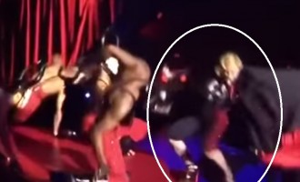 Έπεσε και τσακίστηκε η Μαντόνα στη σκηνή (βίντεο)