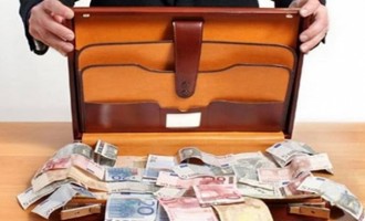 Κύπρος: Έλληνας επιχειρηματίας πιάστηκε με 500.000 ευρώ στις βαλίτσες του