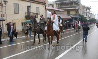 Ο Γκλέτσος στην παρέλαση με… άλογα και φυσεκλίκια (φωτο + βίντεο)
