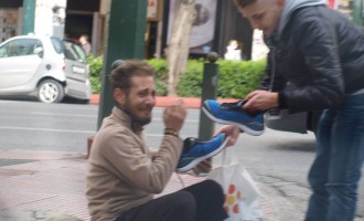 Συγκλονιστικές φωτογραφίες: Νεαρός αγοράζει παπούτσια σε ξυπόλυτο άστεγο