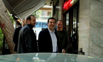 Πήγαν για καφέ στο Παγκράτι Τσίπρας – Βαρουφάκης