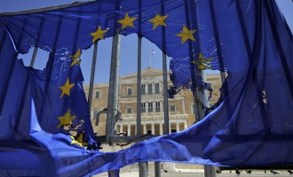 Bloomberg: “Ασφυκτικό πρόβλημα ρευστότητας” στην Ελλάδα