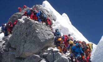 Απίστευτη είδηση – Τα κόπρανα των ορειβατών απειλούν το Έβερεστ