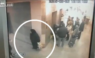 Το τι έκανε αυτή η γυναίκα δίπλα στο ασανσέρ απλώς δεν περιγράφεται (βίντεο)