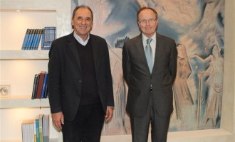 Τι είπαν Σταθάκης και Γάλλος Πρέσβης για διαφθορά και Δημόσιο