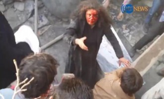 Όχλος ισλαμιστών ξυλοκόπησε μέχρι θανάτου γυναίκα και της έβαλε φωτιά (σκληρό βίντεο)