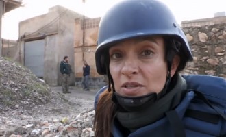 Κίκι Κινγκ: Η όμορφη δημοσιογράφος που κατέγραψε τη μάχη μέσα στην Κομπάνι (βίντεο)