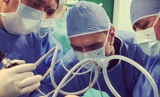 Ο Κικίλιας αναρτά φωτογραφίες στο Instagram μέσα από το χειρουργείο