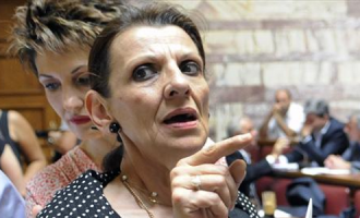Χρυσαυγίτης μέσα στη Βουλή απείλησε ότι θα “σφάξει” την Μαρία Κανελλοπούλου του ΣΥΡΙΖΑ!