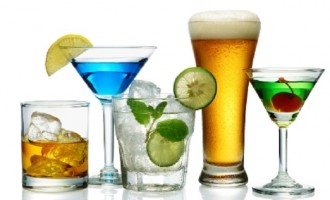 Νέα έρευνα: Πίνετε τακτικά αλκοόλ για να αποφύγετε τον πρόωρο θάνατο