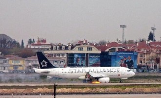 Αεροπλάνο προσγειώνεται φλεγόμενο στην Τουρκία (βίντεο)