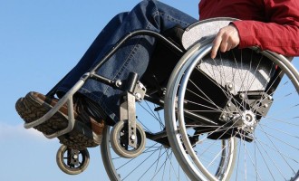 Οι καθυστερήσεις της Εφορίας “μπλοκάρουν” τις παροχές στα άτομα με αναπηρία