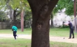 Αστυνομικός πυροβολεί πισώπλατα άοπλο αφροαμερικανό (βίντεο)