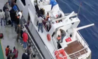“Πλούσιοι” μετανάστες – Πλήρωσαν 8.500 δολάρια και ταξίδεψαν με γιοτ (βίντεο)