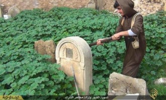 Το Ισλαμικό Κράτος σπάει σε κομμάτια τάφους χριστιανών στο Ιράκ