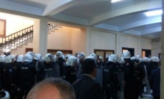 Τουρκικά ΜΑΤ μπήκαν στη Νομική στην Κωνσταντινούπολη