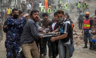 758 οι νεκροί από τα 7,9 Ρίχτερ που χτύπησαν το Νεπάλ (φωτο + βίντεο)